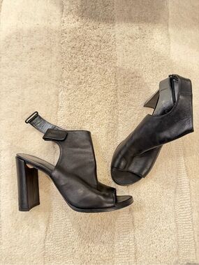 Stuart Weitzman Women’s Black Open-Toe Block Heel Sandals